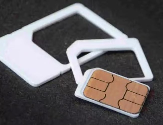 SIM Card का एक कोना कटा क्यों होता है? सिर्फ डिजाइन नहीं, इसके पीछे छिपा है चौंकाने वाला साइंस…