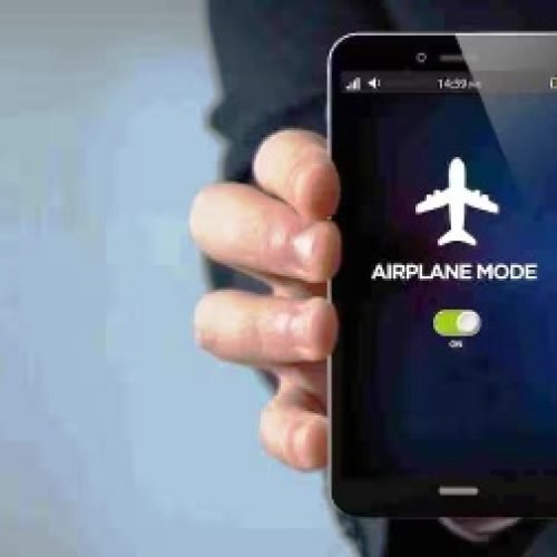 फ्लाइट में एयरप्लेन मोड क्यों जरूरी? जान बचाने वाला नियम या सिर्फ औपचारिक हिदायत, सच्चाई जानकर चौंक जाएंगे…