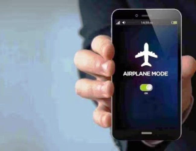 फ्लाइट में एयरप्लेन मोड क्यों जरूरी? जान बचाने वाला नियम या सिर्फ औपचारिक हिदायत, सच्चाई जानकर चौंक जाएंगे…