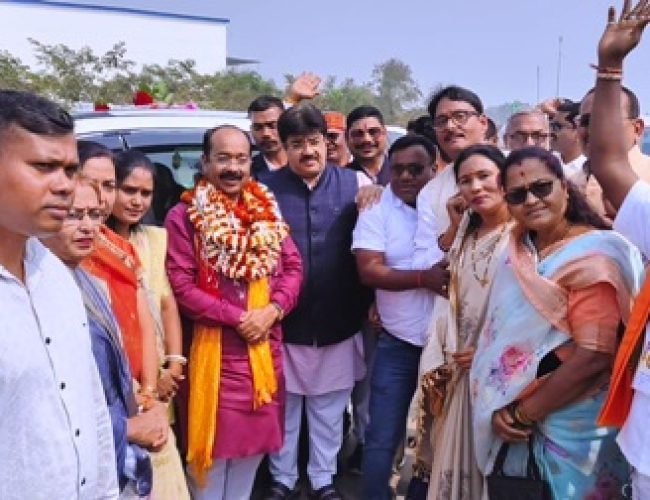 उपमुख्यमंत्री अरुण साव का धमतरी आगमन, महापौर रामू रोहरा ने किया आत्मीय स्वागत…