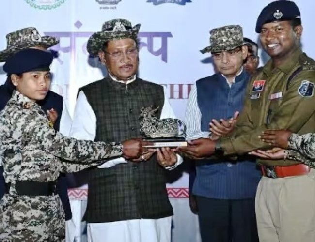 बस्तर में जवानों के बीच पहुंचे CM साय, ITBP कैंप में रात का खाना खाया, बढ़ाया हौसला…