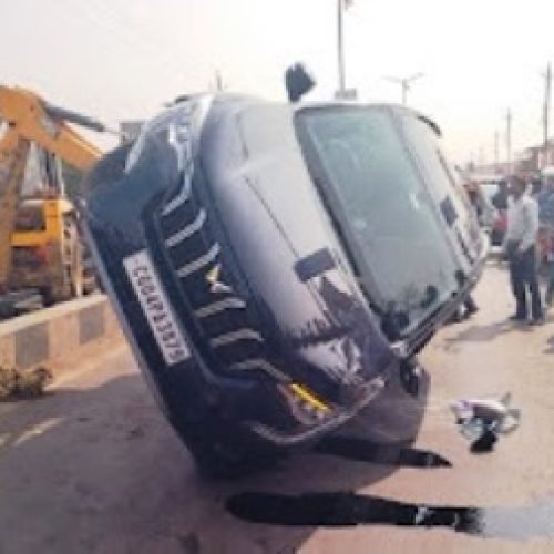 सायकिल सवार को बचाने में पलटी कार, एक घायल…
