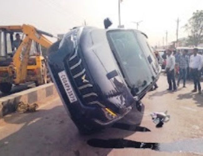 सायकिल सवार को बचाने में पलटी कार, एक घायल…