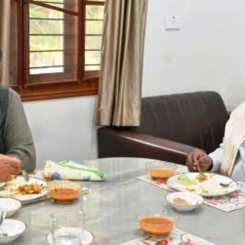 CM आवास पर सिद्धारमैया से मिले डीके शिवकुमार, ब्रेकफास्ट मीटिंग से खत्म होगा कुर्सी का झगड़ा?