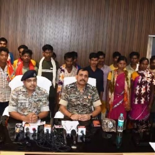 जंगल की बंदूक छोड़ी…अब हाथों में गुलाल, 30 से ज्यादा आत्मसमर्पित नक्सलियों ने पुलिस के साथ मनाई होली….