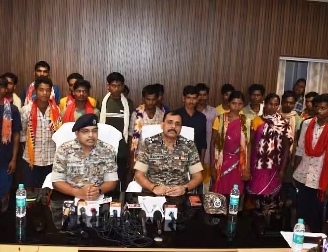 जंगल की बंदूक छोड़ी…अब हाथों में गुलाल, 30 से ज्यादा आत्मसमर्पित नक्सलियों ने पुलिस के साथ मनाई होली….