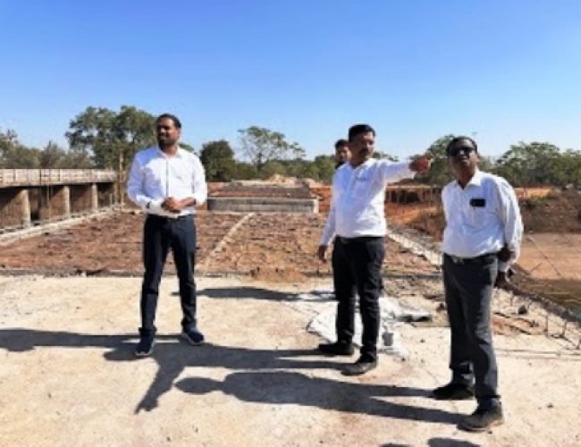 रुद्री के पास महानदी नहर पर बन रहे पुल का कलेक्टर ने किया निरीक्षण, मार्च 2026 तक काम पूरा करने के निर्देश…