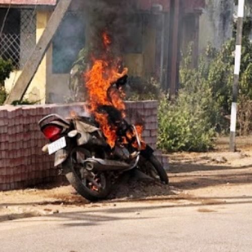 चलती बाइक में लगी अचानक आग, देखते ही देखते जलकर हुई खाक…