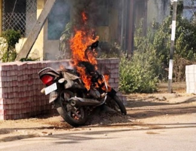 चलती बाइक में लगी अचानक आग, देखते ही देखते जलकर हुई खाक…
