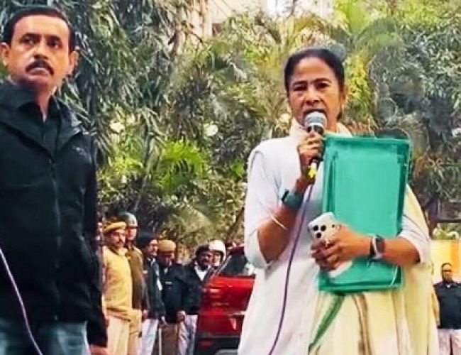 IPAC के दफ्तर पर ED का छापा, रेड वाली जगह पहुंचीं ममता बनर्जी, बोलीं- ‘गृहमंत्री के इशारे पर…’