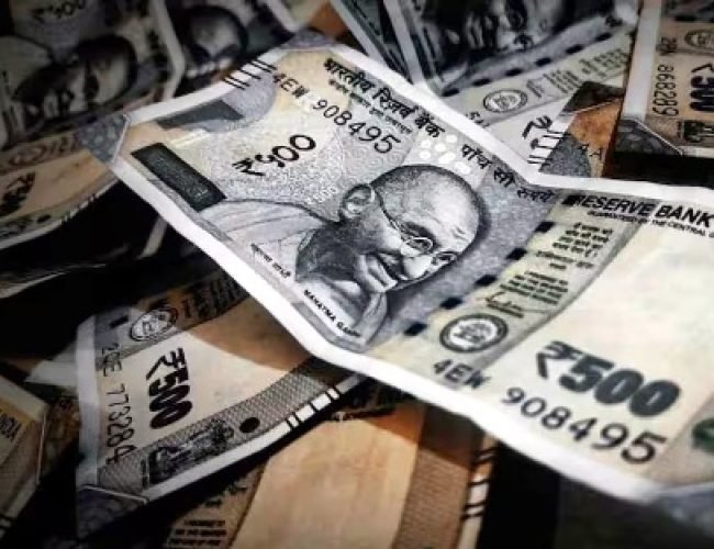 डॉलर के मुकाबले रुपया गिरने से क्या बढ़ जाती है महंगाई, जानें किन-किन चीजों पर पड़ता है असर?