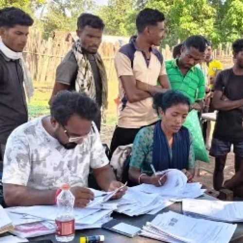 बस्तर में SIR के लिए नदी, पहाड़ ,जंगलों को पार करके पहुंच रहे BLOs, चुनाव आयोग ने भी की तारीफ….