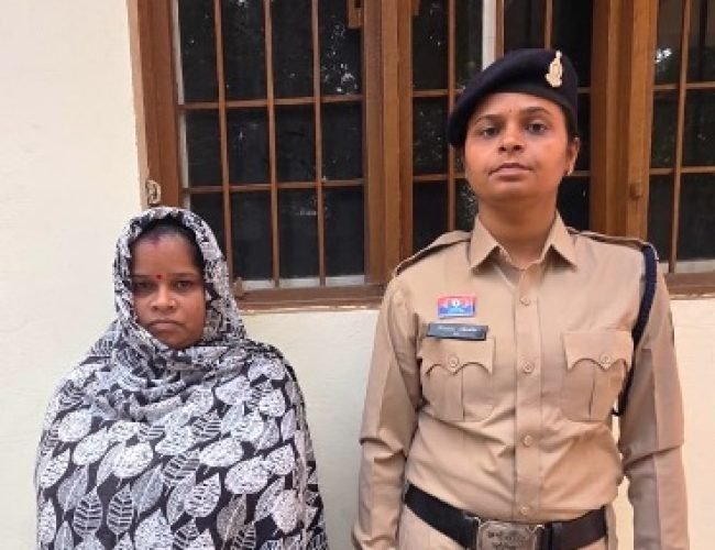 फर्जी इनकम टैक्स रेड गिरोह का मास्टरमाइंड गिरफ्तार, डॉक्टर के घर काम करने वाली महिला निकली साजिशकर्ता…