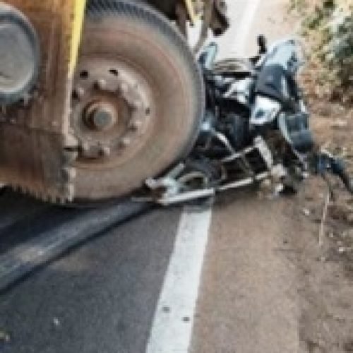 हाइवा की टक्कर से बाइक सवार युवक की मौत, कुरूद थाना क्षेत्र का मामला…