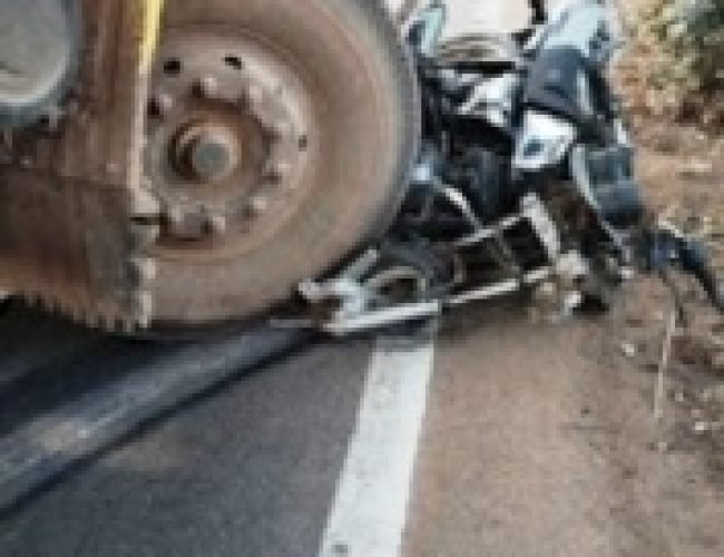 हाइवा की टक्कर से बाइक सवार युवक की मौत, कुरूद थाना क्षेत्र का मामला…