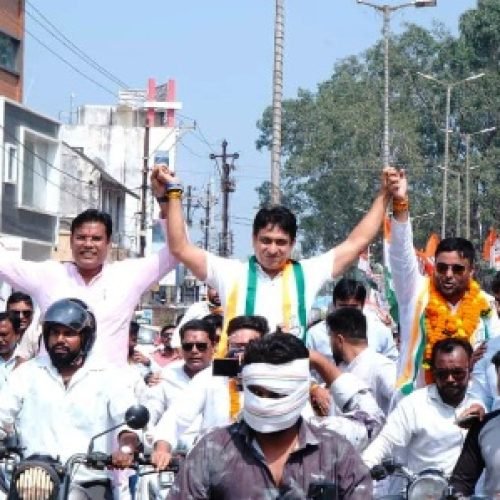 धमतरी में दिखा युवा जोश — उदय भान के स्वागत में उमड़ा जनसैलाब, “बिजली चोर गद्दी छोड़” से गूंजा शहर…