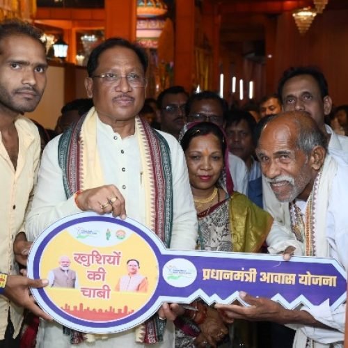 प्रधानमंत्री आवास योजना से खुद का पक्का मकान मिलने से खुश है लोग…