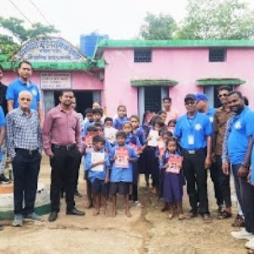 यूथ प्रेस वेलफेयर फाउंडेशन ने स्टेशनपारा स्कूल में बच्चों को कापी, पहाड़ा, पेन बांटे, बच्चों के चेहरे में दिखी खुशी