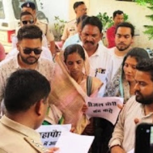 H की जगह L में हो गया खेल, बाईक में कैसे डल गया डीज़ल? कांग्रेसियों ने थाने के सामने किया प्रदर्शन, एफआईआर की मांग…