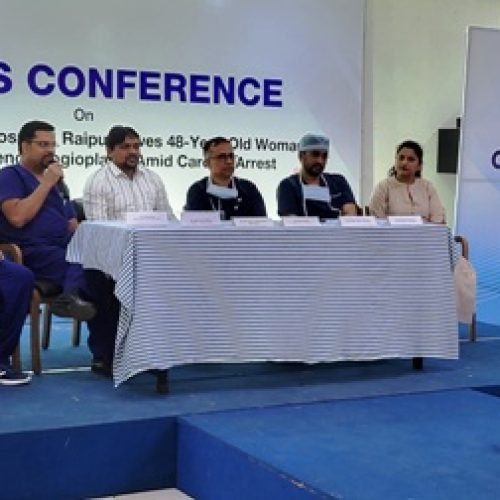 “कार्डियक अरेस्ट के दौरान चल रहे CPR के बीच आपातकालीन एंजियोप्लास्टी कर 48 वर्षीय महिला की जान बचाई – एमएमआई नारायणा अस्पताल, रायपुर में चिकित्सा का असाधारण उदाहरण”…