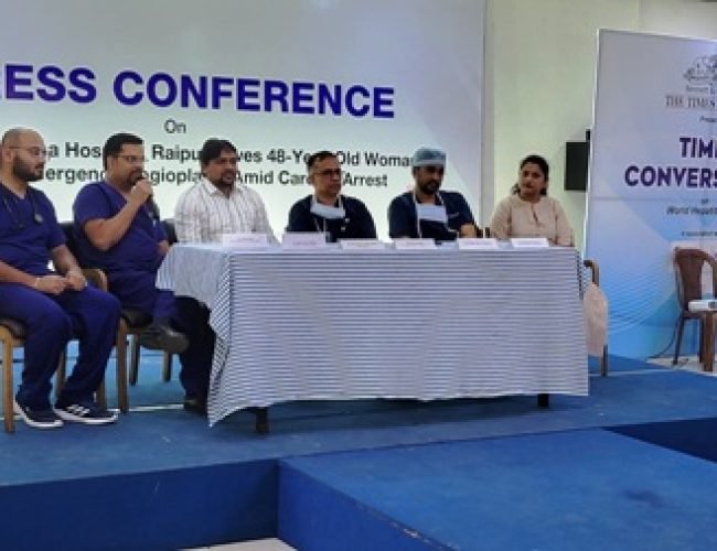“कार्डियक अरेस्ट के दौरान चल रहे CPR के बीच आपातकालीन एंजियोप्लास्टी कर 48 वर्षीय महिला की जान बचाई – एमएमआई नारायणा अस्पताल, रायपुर में चिकित्सा का असाधारण उदाहरण”…