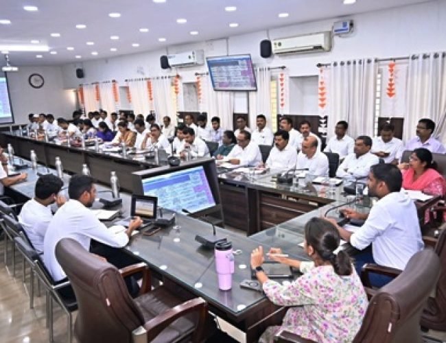 धमतरी में कलेक्टर की अध्यक्षता में समय-सीमा की बैठक: स्वास्थ्य और शिक्षा पर खास जोर, कर्मचारियों के लंबित प्रकरणों के शीघ्र निराकरण के निर्देश…