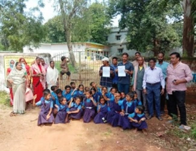 प्राथमिक शाला कोलियारी में की गई तालाबंदी, 11 तक का अल्टीमेटम…