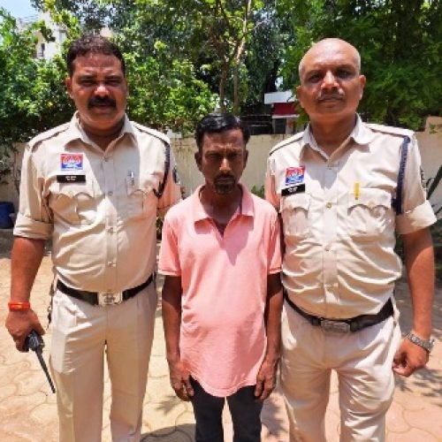 धमतरी में पहली बार NDPS एक्ट के तहत सार्वजनिक स्थान पर गांजा पीते युवक पर सख़्त कार्यवाही, पुलिस की चेतावनी – नशे के खिलाफ ज़ीरो टॉलरेंस…