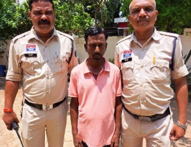 धमतरी में पहली बार NDPS एक्ट के तहत सार्वजनिक स्थान पर गांजा पीते युवक पर सख़्त कार्यवाही, पुलिस की चेतावनी – नशे के खिलाफ ज़ीरो टॉलरेंस…