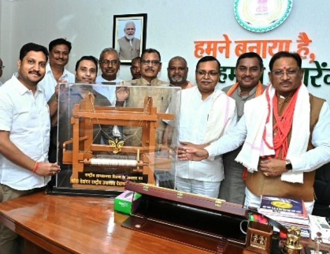 मुख्यमंत्री विष्णु देव साय से बुनकर समाज के प्रतिनिधिमंडल ने की सौजन्य भेंट…
