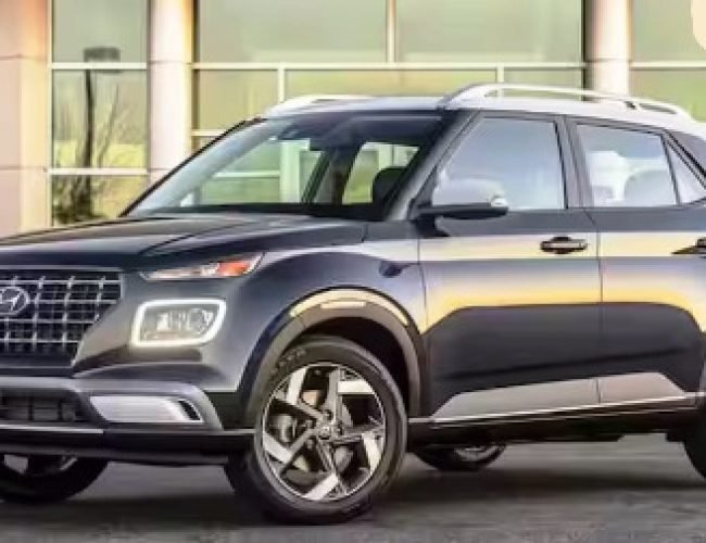 लॉन्च डेट हुई कंफर्म! इस महीने अपग्रेडेड फीचर्स के साथ आ रही नई Hyundai Venue, जानें किन गाड़ियों से होगी टक्कर?