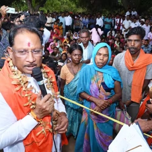 विष्णुदेव साय ने हरगवां का किया दौरा, कटहल, आम और महुआ पेड़ के नीचे लगाई चौपाल, ग्रामीणों ने CM से की ये शिकायत…