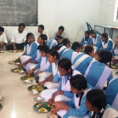 न्योता भोज में कलेक्टर ने बच्चों संग जमीन पर बैठकर किया भोजन…