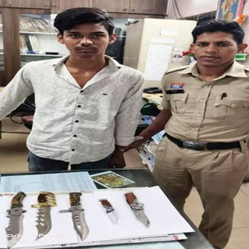 “रायपुर में युवक 5 बटनदार चाकू और वॉकी-टॉकी के साथ गिरफ्तार, Meesho से की थी ऑनलाइन खरीदारी”…