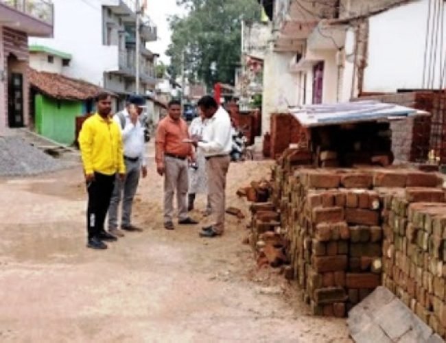 धमतरी नगर निगम की सख्त कार्रवाई: C&D वेस्ट फेंकने पर 4 लोगों पर ₹2300 का जुर्माना…