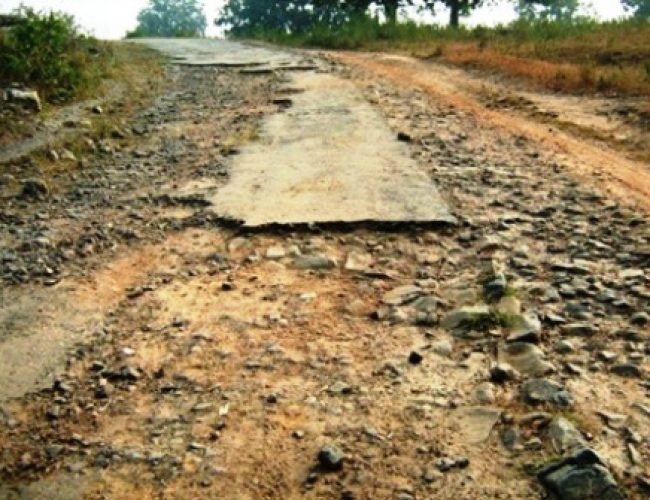 धमतरी की सड़कों की हालत बदतर: गिट्टी डालकर पल्ला झाड़ रहा निर्माण विभाग, हादसे आम बात…