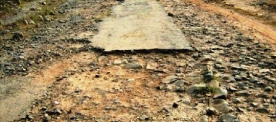 धमतरी की सड़कों की हालत बदतर: गिट्टी डालकर पल्ला झाड़ रहा निर्माण विभाग, हादसे आम बात…