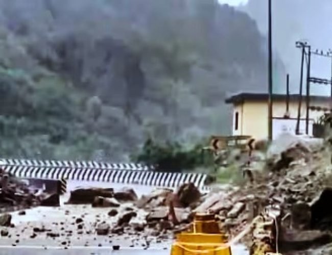जम्मू के रियासी और रामबन जिले में लैंडस्लाइड से भारी तबाही, तीन शव बरामद, कई लोग लापता…