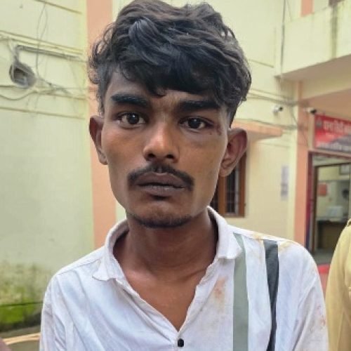 आमातालाब स्टेडियम में चाकू लहराकर लोगों को धमका रहा था युवक, पुलिस ने किया गिरफ्तार…