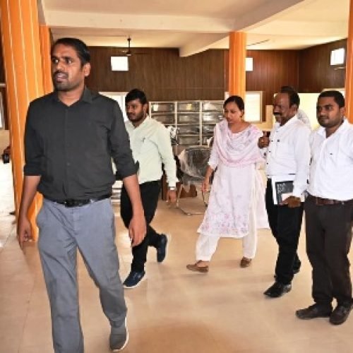 नगरी में बन रही प्रतियोगी परीक्षा लाइब्रेरी का कलेक्टर ने किया निरीक्षण