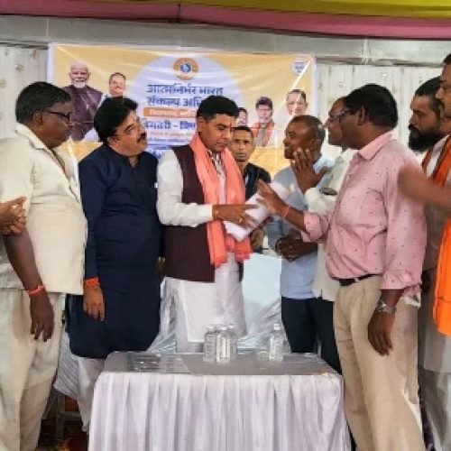 छात्रावास एवं समाज भवन के लिए धीवर समाज ने राजस्व मंत्री को सौंपा ज्ञापन…