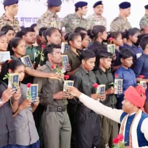 बस्तर का लाल अध्याय खत्म की तरफ, नक्सलियों ने थामी संविधान की किताब, 210 नक्सलियों का सरेंडर…