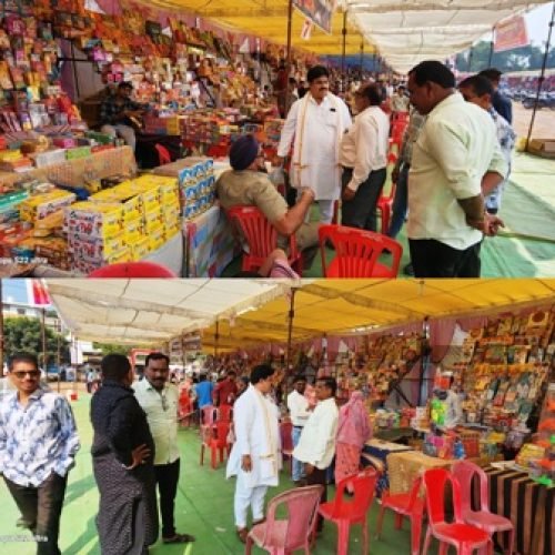 पटाखा दुकानों की जांच करने पहुंचे महापौर, सुरक्षा के दिए निर्देश…