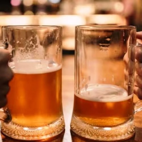 नेपाल में कितने रुपये की मिल जाती है एक बियर, यह भारत से सस्ती या महंगी?