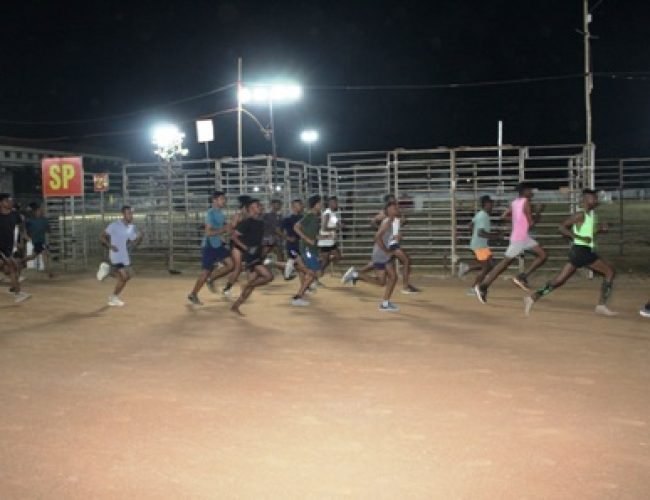 अग्निवीर भर्ती रैली देश सेवा का जज्बा, पर रात में खुले मैदान में ठिठुरते युवा…