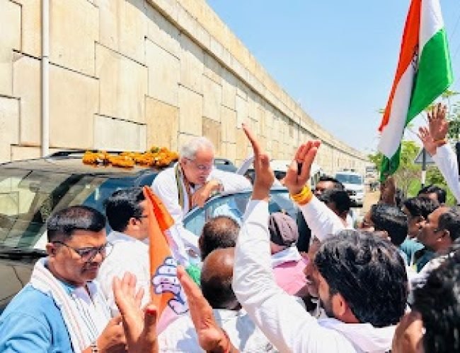 धमतरी: तेलीनसत्ती ओवरब्रिज पर भूपेश बघेल का जोरदार स्वागत, भाजपा के 5 कार्यकर्ता कांग्रेस में शामिल…