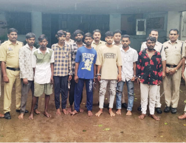 कुरूद पुलिस ने डकैती का किया सनसनीखेज खुलासा, अंतरजिला गिरोह के 8 आरोपी गिरफ्तार…