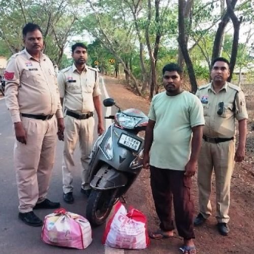 अवैध शराब तस्करी पर धमतरी पुलिस की बड़ी कार्रवाई, 100 पौवा देशी शराब व स्कूटी जब्त…