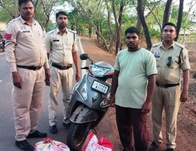 अवैध शराब तस्करी पर धमतरी पुलिस की बड़ी कार्रवाई, 100 पौवा देशी शराब व स्कूटी जब्त…
