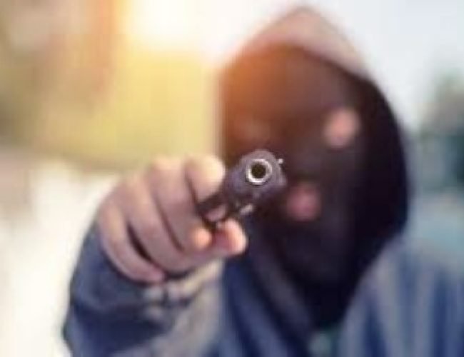 मां को पीटने से रोका तो बेटे को मारी गोली, अगले दिन पिता ने की खुदकुशी…